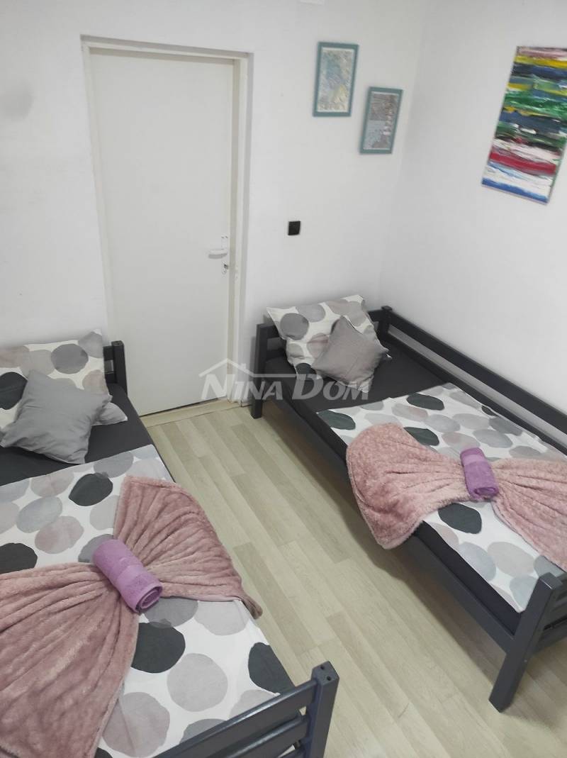 Nemovitost se 4 apartmány, střešní terasou s výhledem na moře a Velebit. - 10