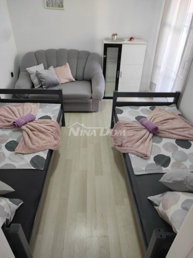 Nemovitost se 4 apartmány, střešní terasou s výhledem na moře a Velebit. - 11