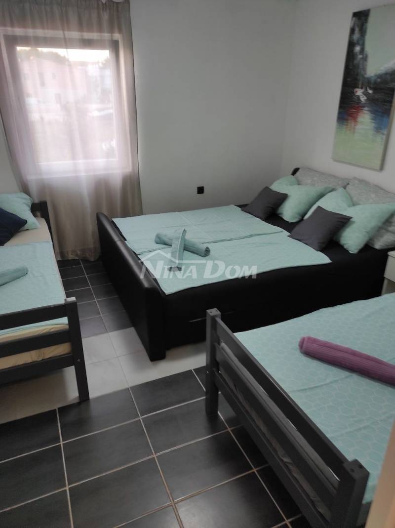 Nemovitost se 4 apartmány, střešní terasou s výhledem na moře a Velebit. - 12