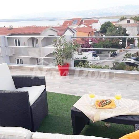 Nemovitost se 4 apartmány, střešní terasou s výhledem na moře a Velebit. - 15