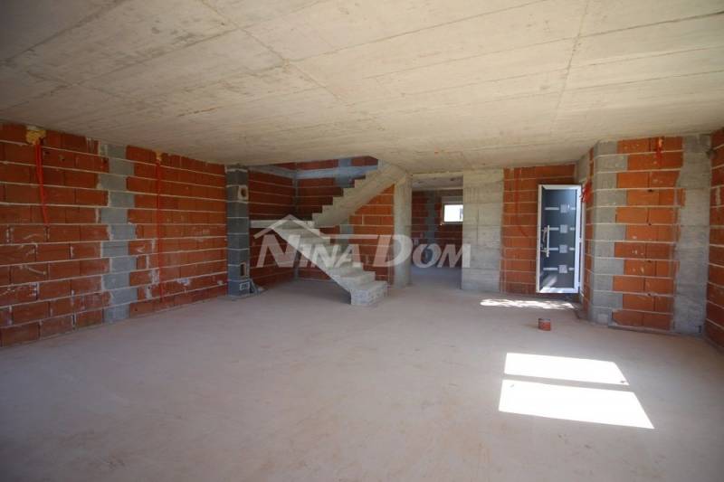 Novostavba, vila s bazénem ve výstavbě - 4