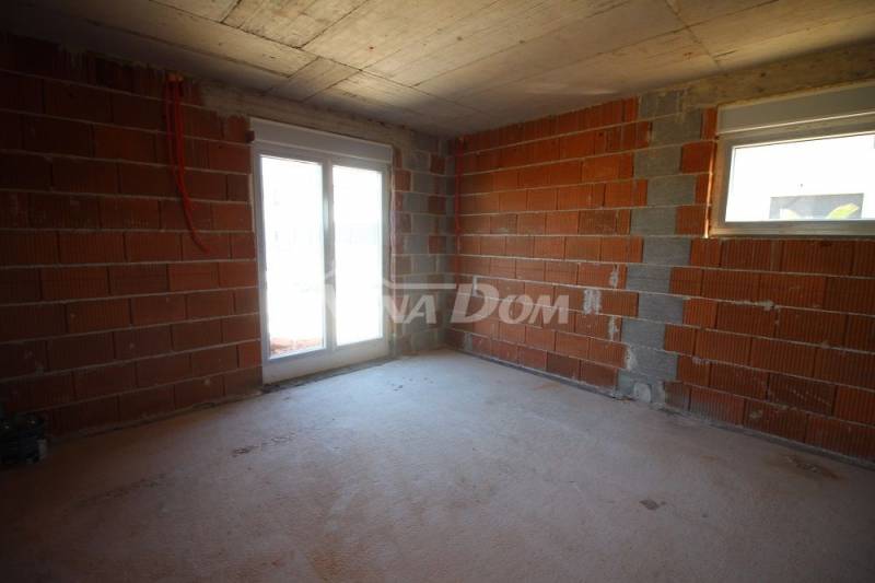 Novostavba, vila s bazénem ve výstavbě - 5