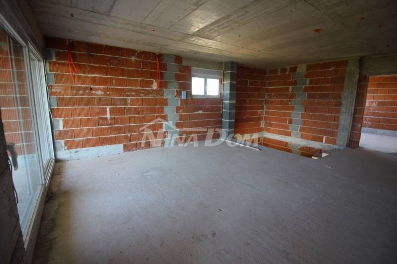 Novostavba, vila s bazénem ve výstavbě - 7