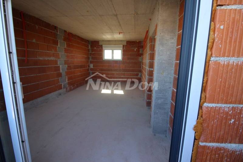 Novostavba, vila s bazénem ve výstavbě - 8