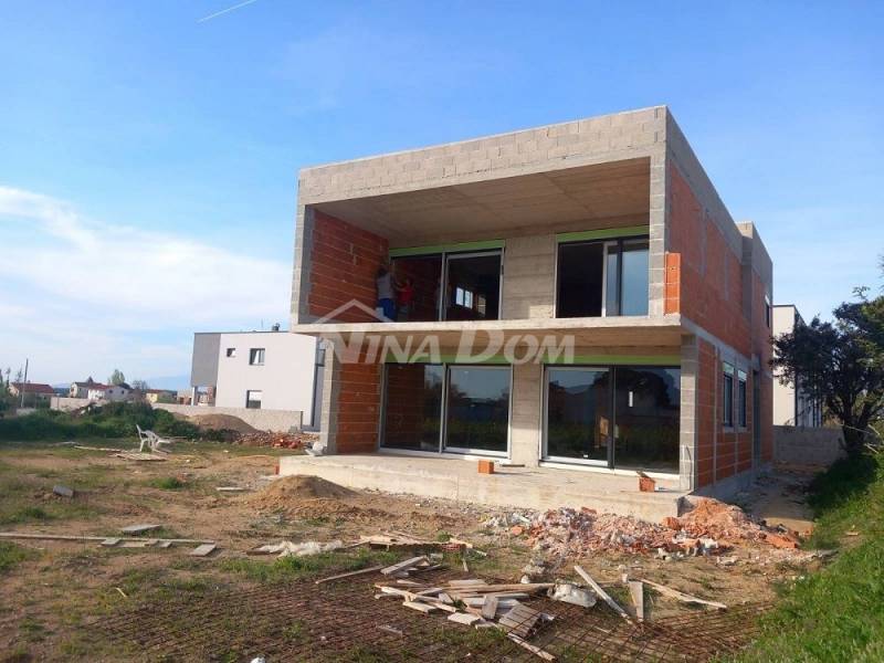 Novostavba, vila s bazénem ve výstavbě - 11