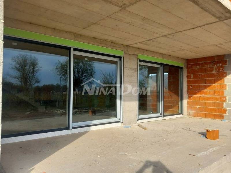 Novostavba, vila s bazénem ve výstavbě - 12