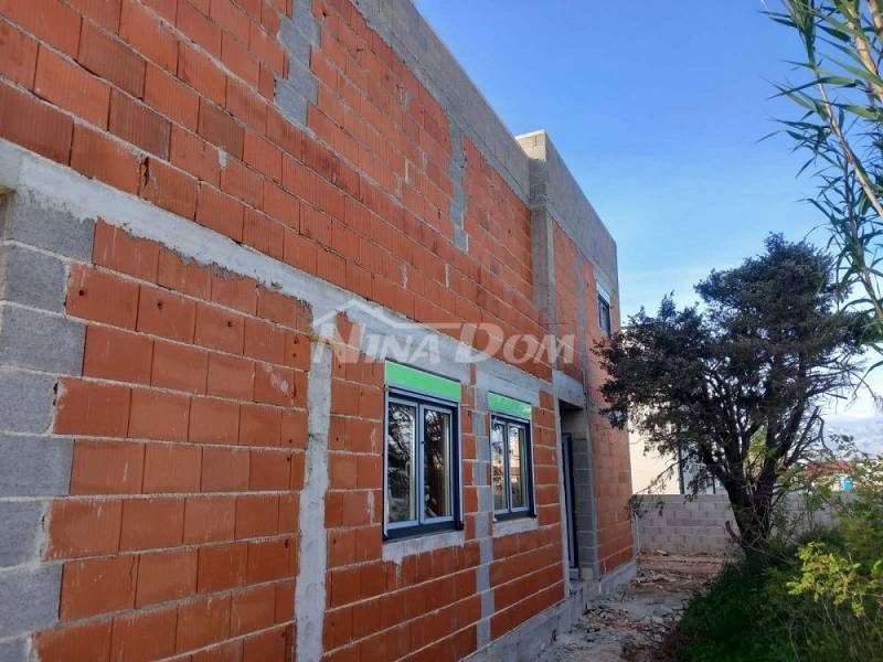 Novostavba, vila s bazénem ve výstavbě - 15