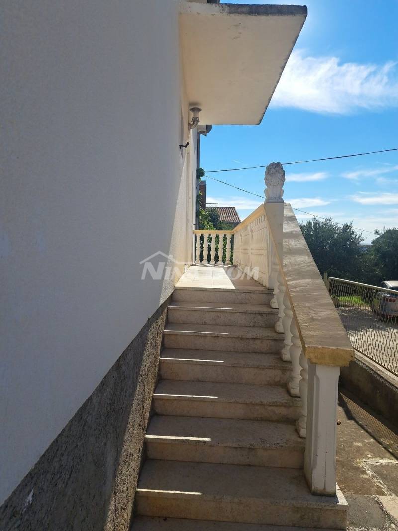 Samostatně stojící dům se zvýšeným přízemím, dvorem a garáží. - 7