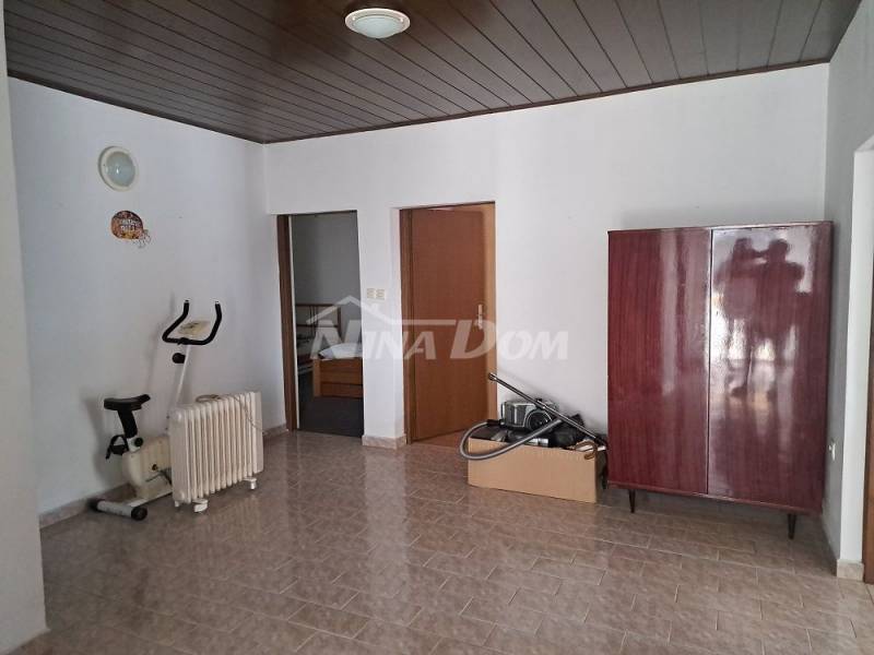 Samostatně stojící dům se zvýšeným přízemím, dvorem a garáží. - 8