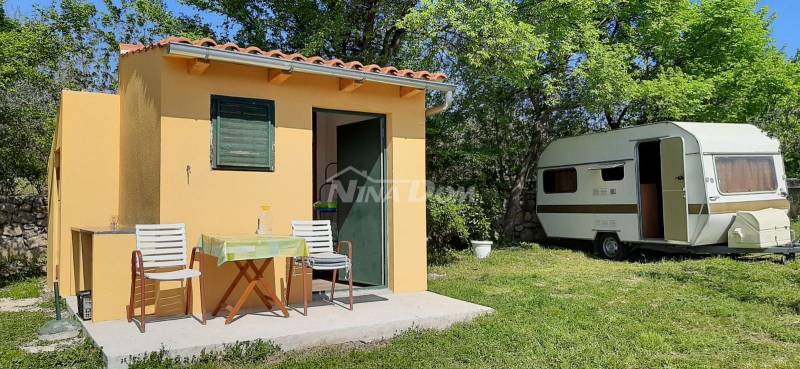 Prodej stavebního pozemku s přístřeškem a olivovníky - 3