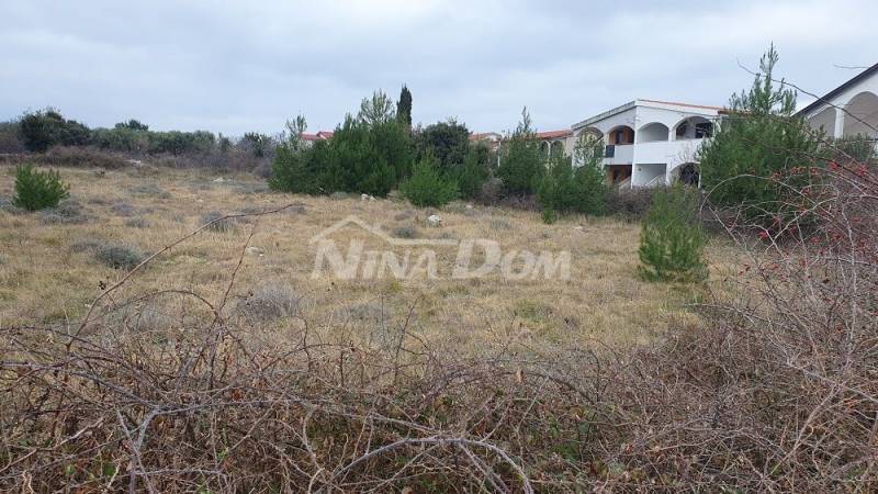 Pozemek ve stavební zóně (vyžaduje plán UPU) 650 m2 - 1