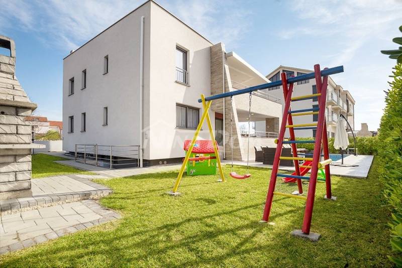 SAMOSTATNĚ ODPOJENÁ VILA SE DVĚMA BYTOVÝMI JEDNOTKAMI - ZATON - BLÍZKO MOŘE - 13