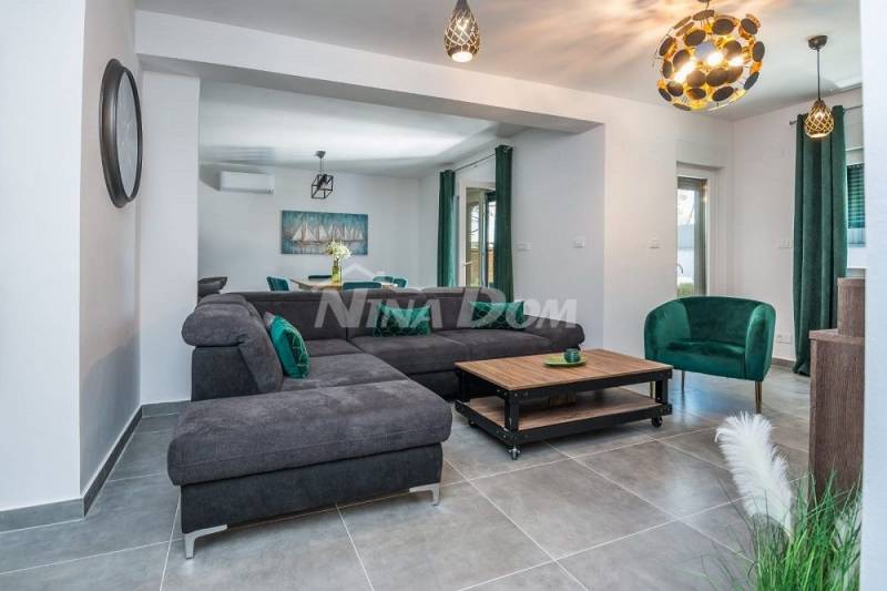 Vila blízko centra, vybavená bazénem a střešní terasou - 7