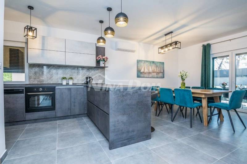 Vila blízko centra, vybavená bazénem a střešní terasou - 8
