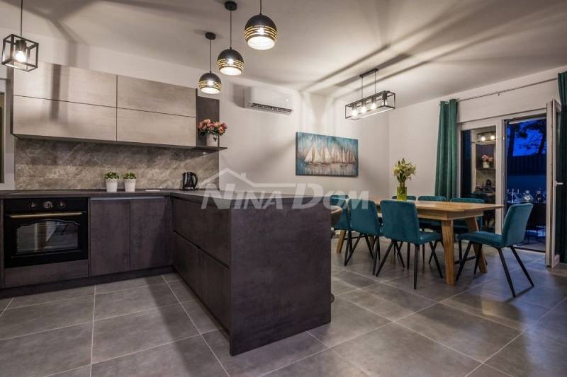 Vila blízko centra, vybavená bazénem a střešní terasou - 15