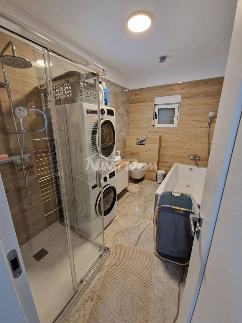 Nekretnina s velikom okućnicom, teniskim terenom,bazenom, 45 m od mora - 13