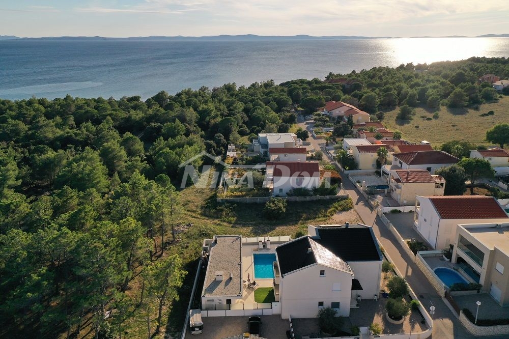 Krásně zdobená nemovitost se třemi apartmány, bazénem a pomocnou budovou.