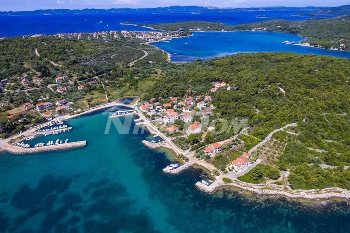 Building plot ideal for 4 villas 100 m from the sandy beach