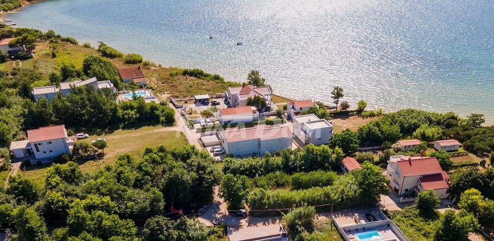 Apartmánový dům s pěknou a velkou zahradou 80 metrů od moře