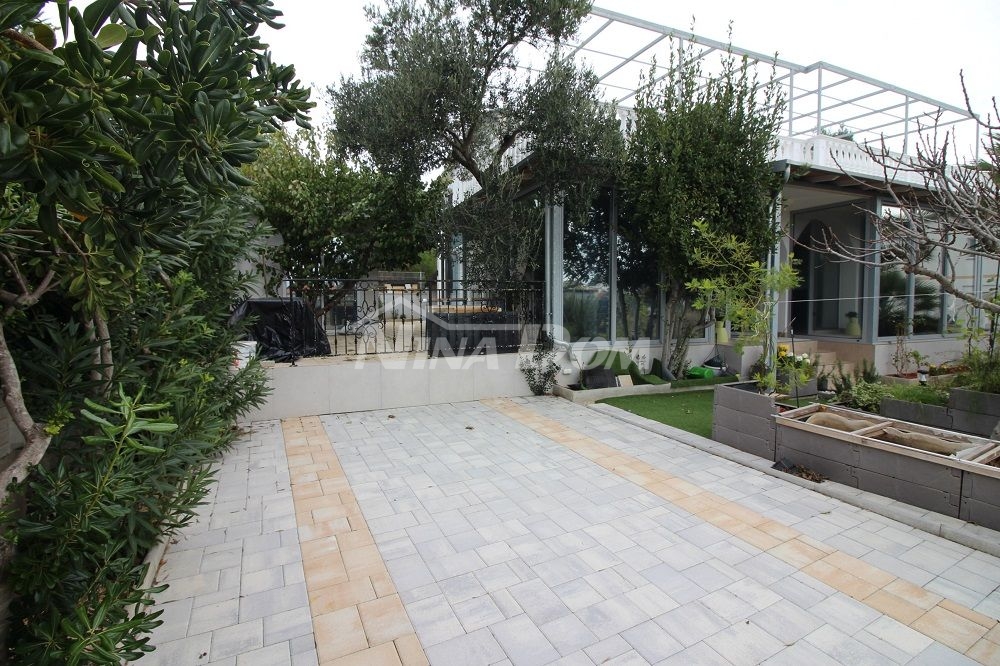 Jižní strana ostrova Vir, 4 apartmány a pomocná budova. 260 k moři.