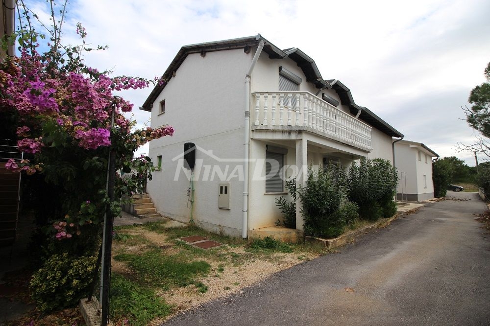 Kuća dvojnica s dva apartmana 550 metara do mora. 