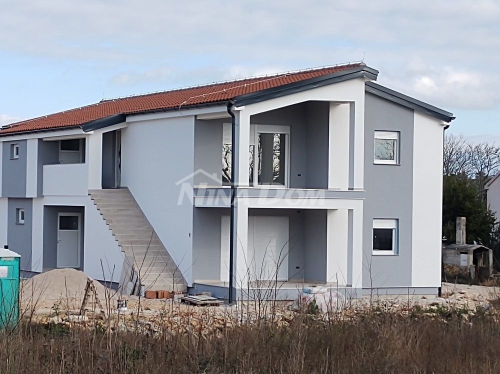 Apartmán v prvním patře, centrum ostrova Vir (voda a kanalizace) 