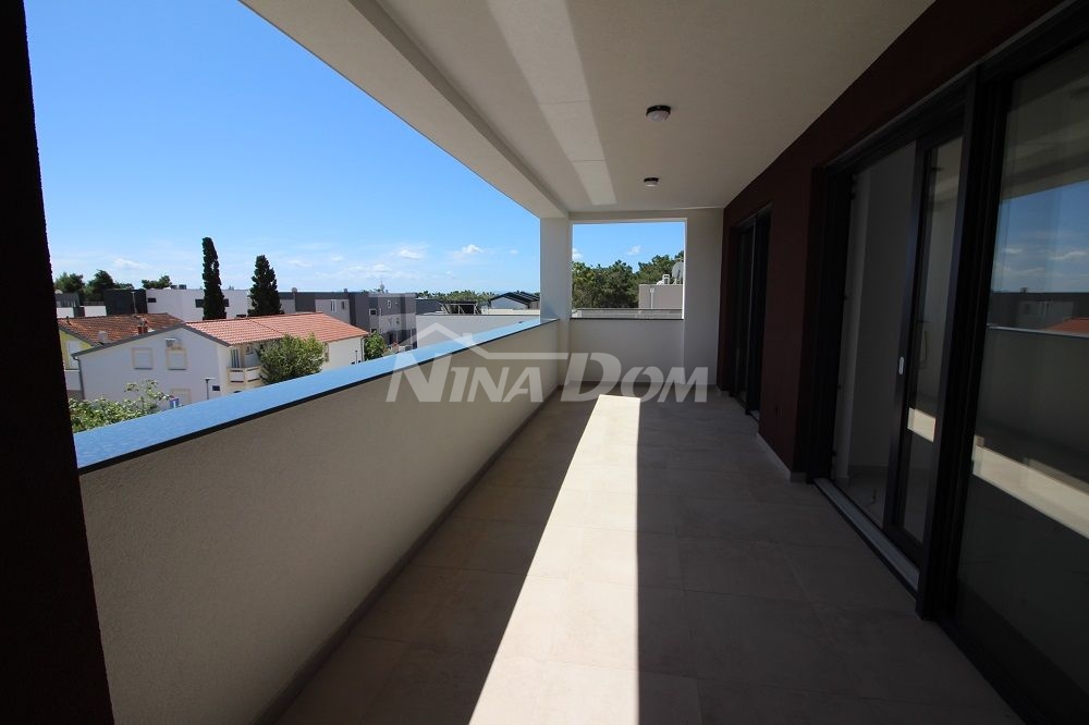 Mezonetový apartmán (první a druhé patro se třemi ložnicemi), střešní terasa, jižní strana, v blízkosti moře
