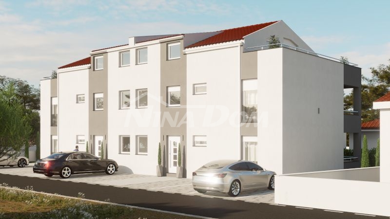 Byt ve druhém patře 51 m2 + 27 m2 terasa s výhledem na moře.
