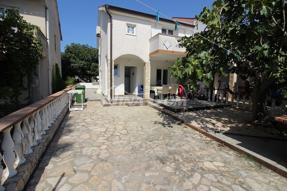 Jižní strana ostrova Vir, rekreační objekt. 
