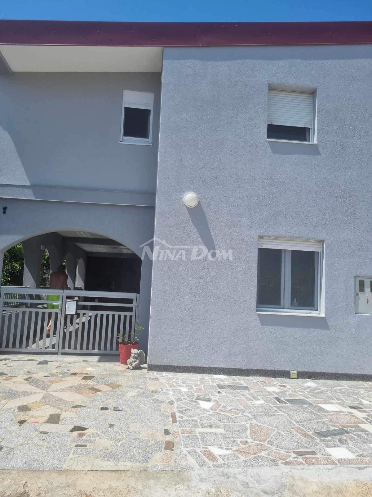 Dvojdům se dvěma zařízenými apartmány