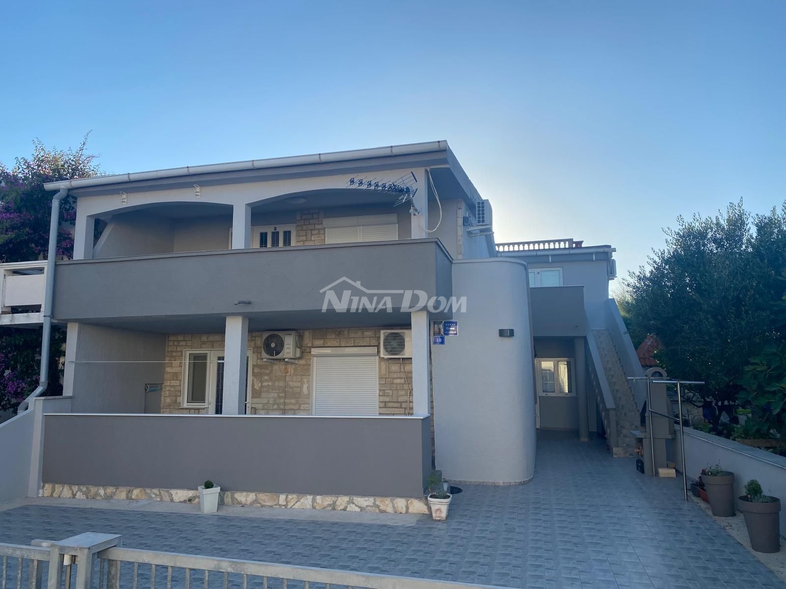 Jižní strana, 4 apartmány, 100 metrů od pláže