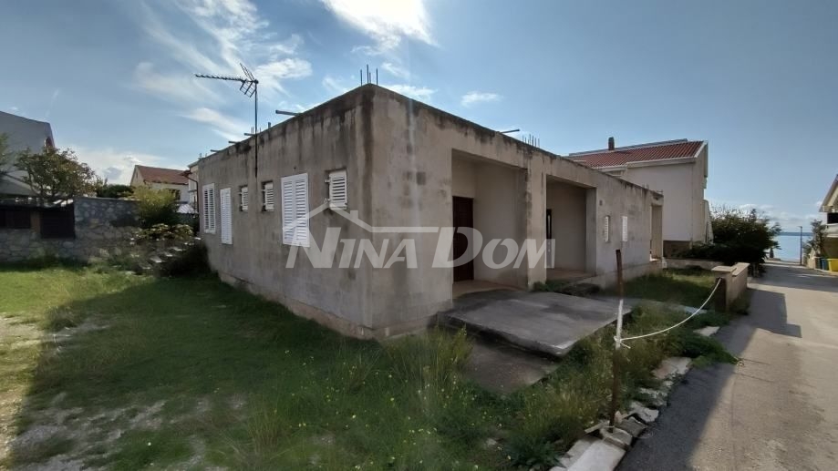 Jižní strana ostrova Vir 2 řady k moři, nemovitost na investici.
