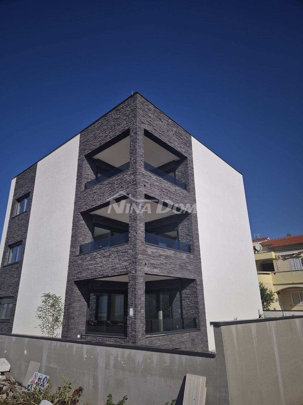Nová budova, krásně zařízené apartmány, jižní strana 