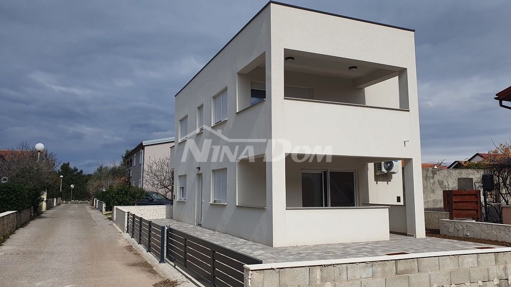 Nově postavená nemovitost se dvěma krásnými dvoupokojovými apartmány.
