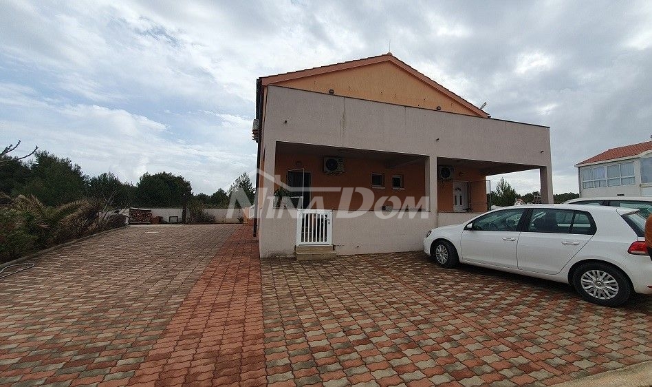Apartman s dvije spavaće sobe prizemlje.