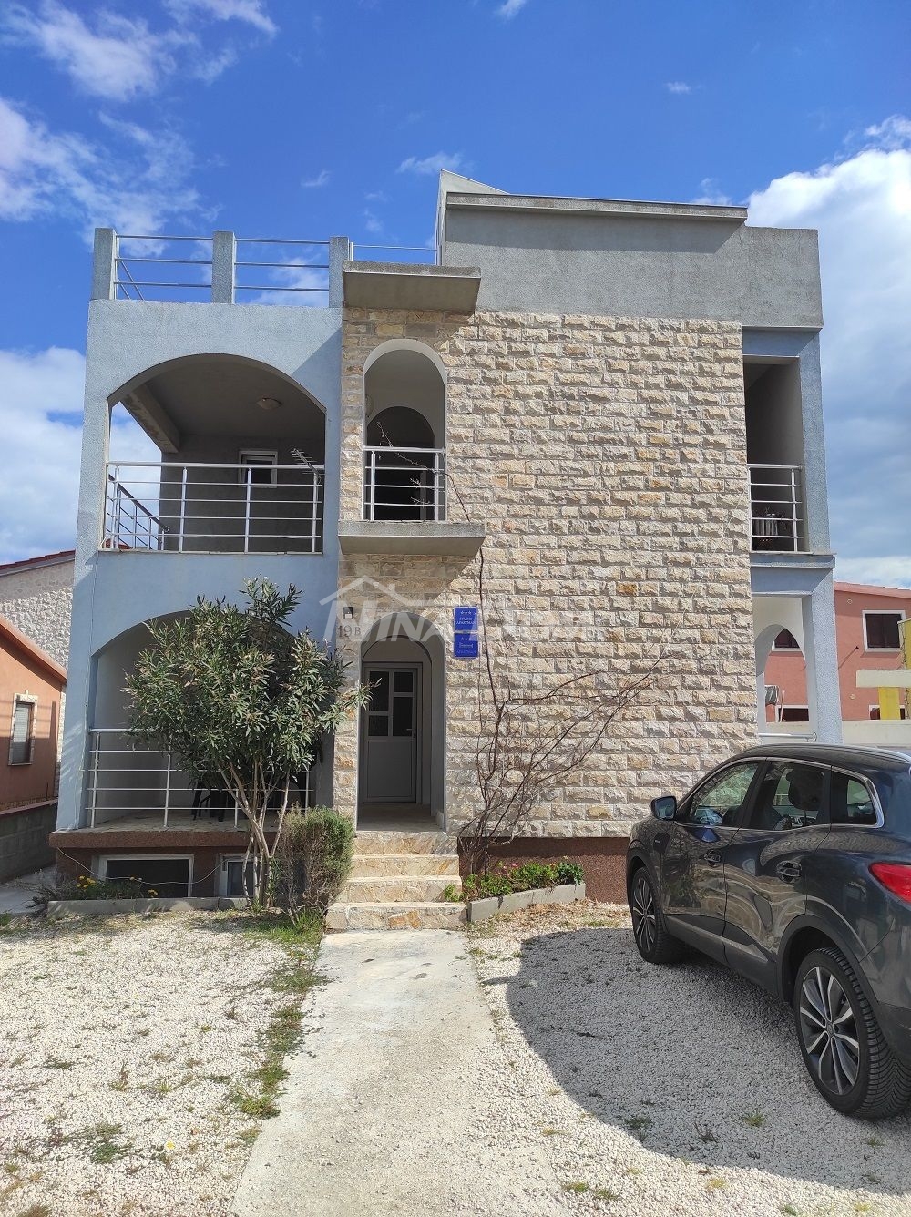 Nemovitost se 4 apartmány, střešní terasou s výhledem na moře a Velebit. 