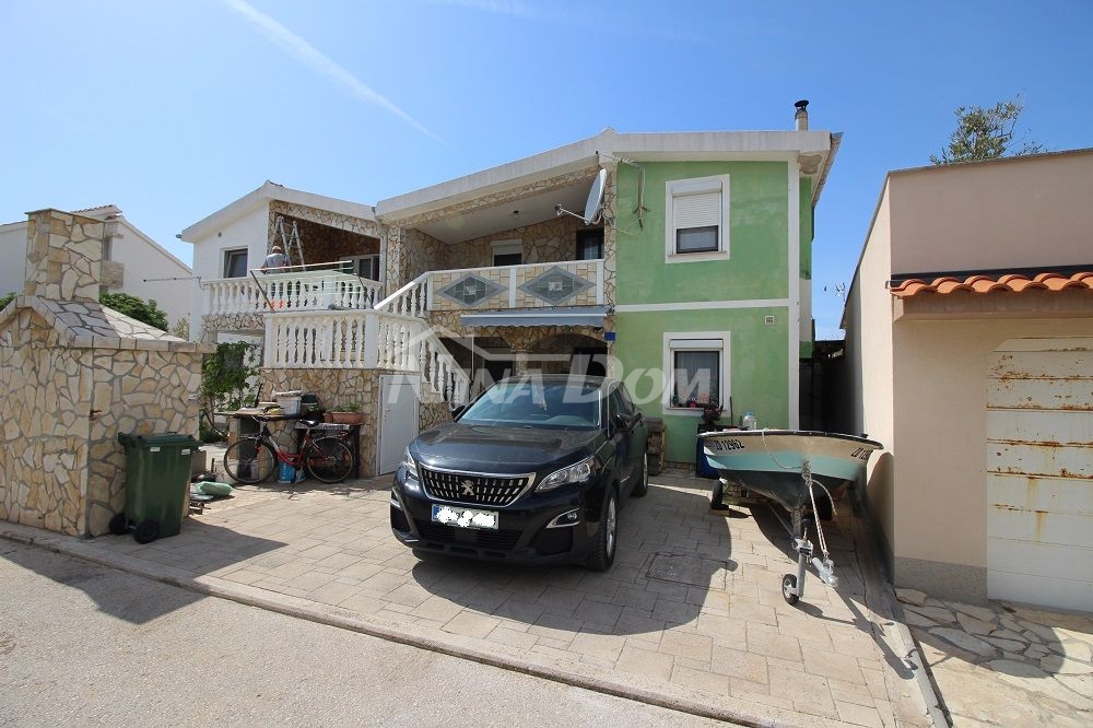 Dvojdům se dvěma apartmány 50 metrů od moře.