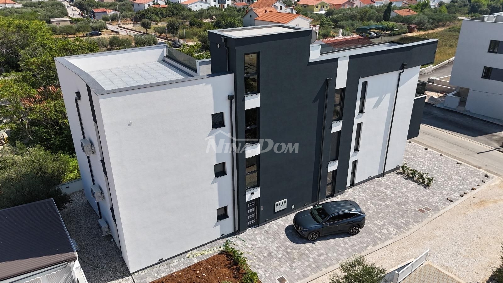 Apartmán v centru ostrova Vir, 1. patro se střešní terasou
