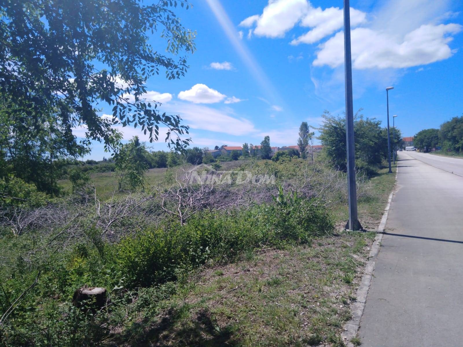 Building land 1746 m² next to the road, close to the airport