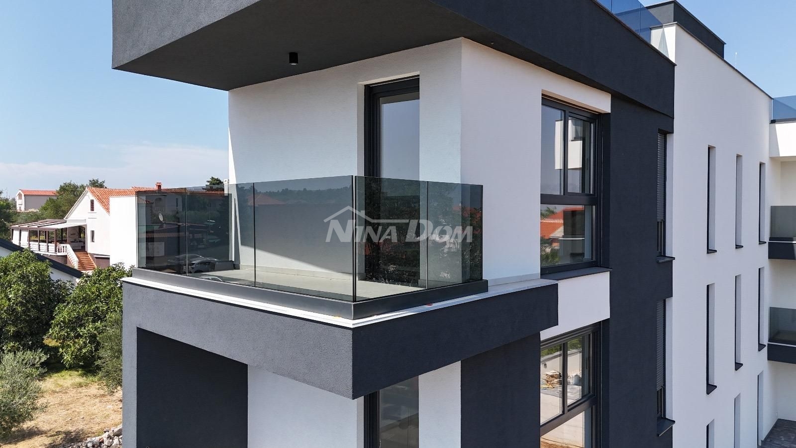 Apartmán v centru ostrova Vir, 2. patro se střešní terasou