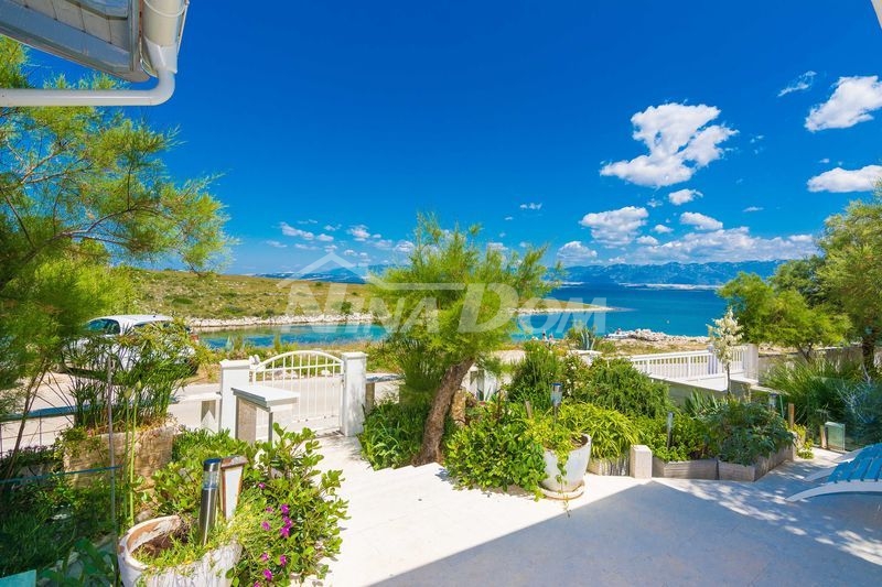 1 row to the sea, single-storey house with panoramic views.